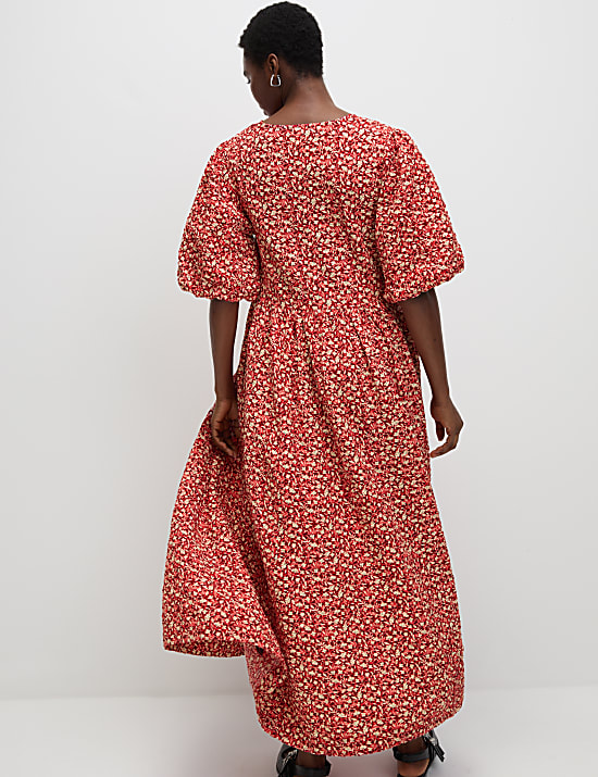 Robe midi en coton &agrave; taille ajust&eacute;e, col en V et motif fleuri
