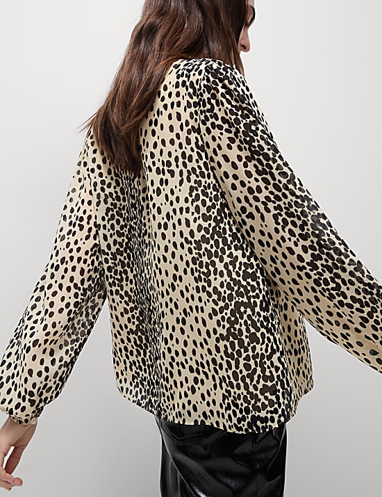 Halenka s punt&iacute;ky, ozdobn&yacute;mi vol&aacute;nky a knofl&iacute;čky u krku