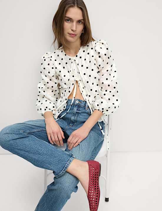 Bluse mit Polkadot-Print, Puffärmeln und Bindedetail vorne