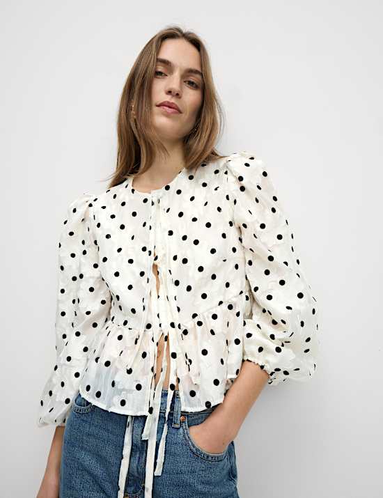 Bluse mit Polkadot-Print, Puffärmeln und Bindedetail vorne