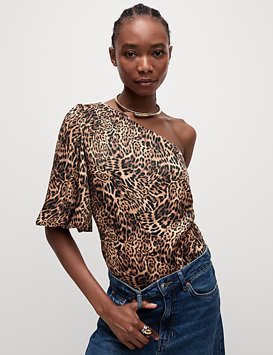 Blouse met blote schouder en dierenprint