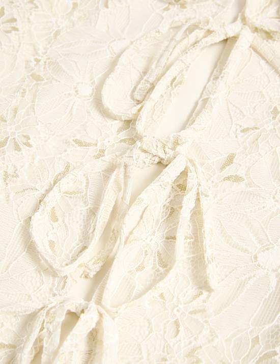 Chemisier à col rond à nouer sur le devant en dentelle