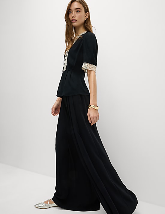 Blouse met V-hals en kanten detail