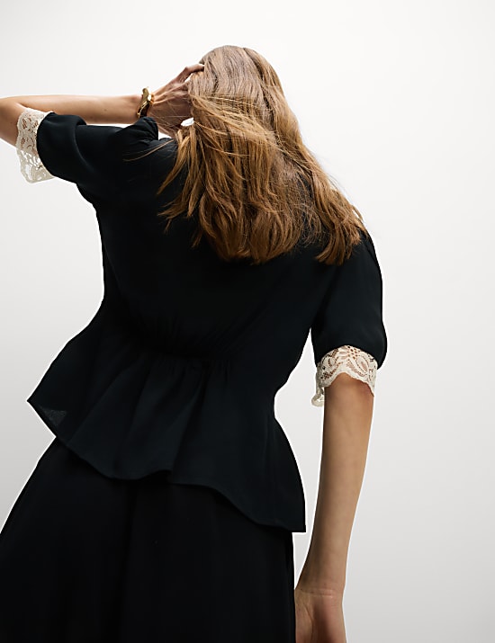 Blouse met V-hals en kanten detail