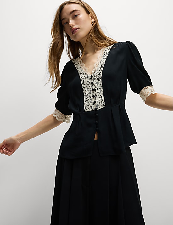 Blouse met V-hals en kanten detail