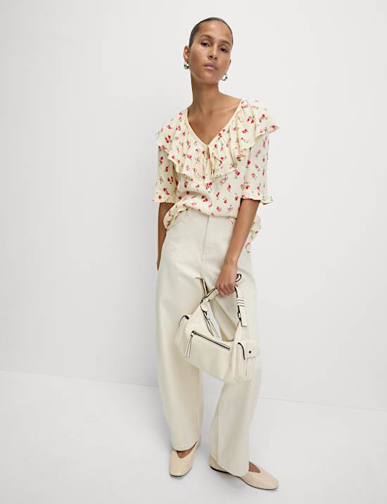 Geblumtes Oberteil mit Bindekragen und Spitzendetail