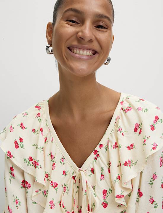 Geblumtes Oberteil mit Bindekragen und Spitzendetail