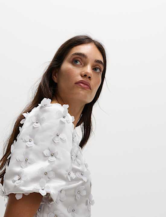 Top en satin à motif fleuri appliqué avec décoration