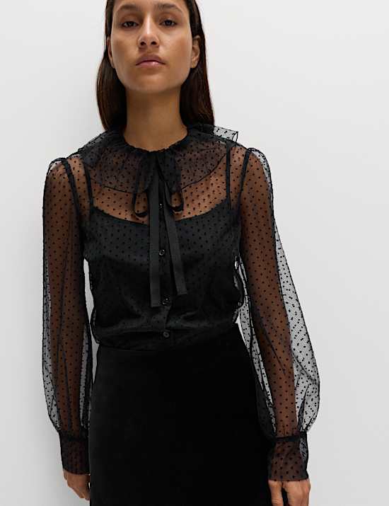 Bluse mit Punktmuster, Krawattenausschnitt und Rüschendetail