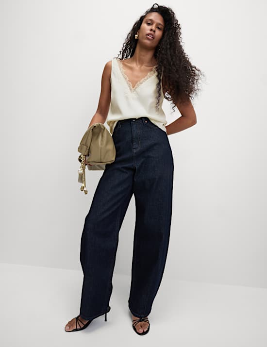 Trägeroberteil aus Satin mit Spitzeneinsatz