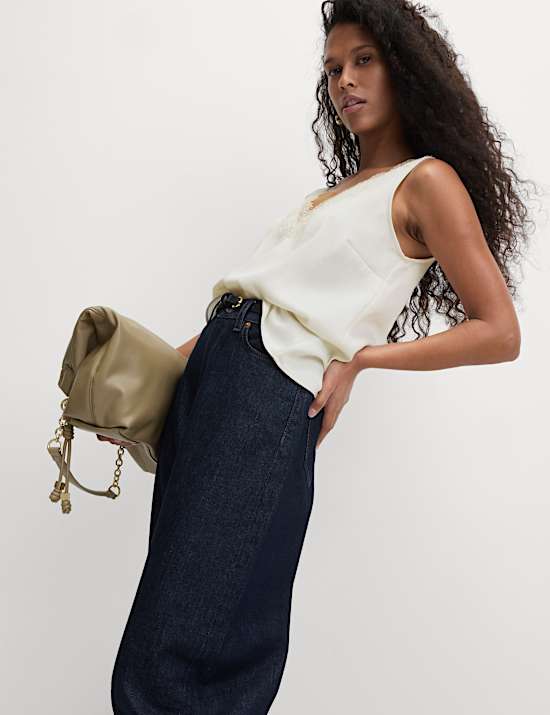 Trägeroberteil aus Satin mit Spitzeneinsatz