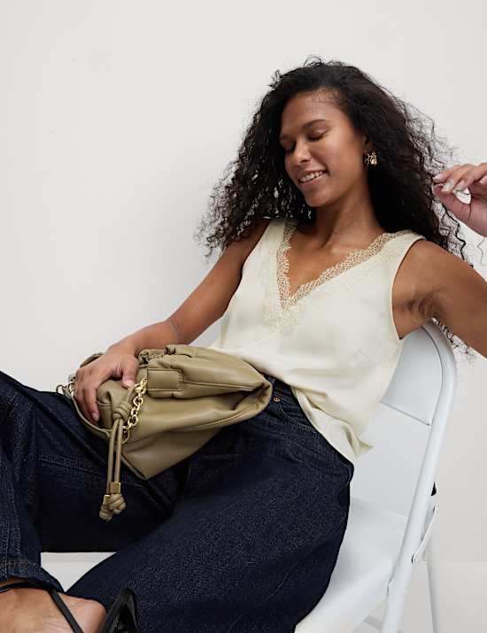 Trägeroberteil aus Satin mit Spitzeneinsatz