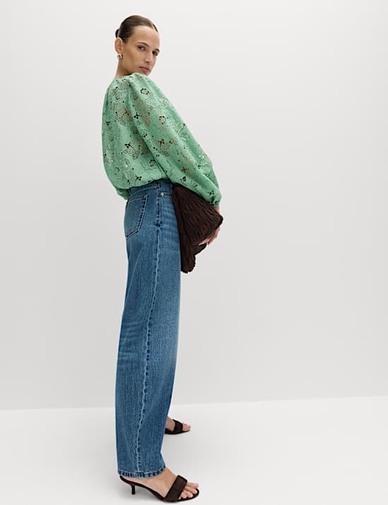 Blouse orn&eacute;e de dentelle ajour&eacute;e