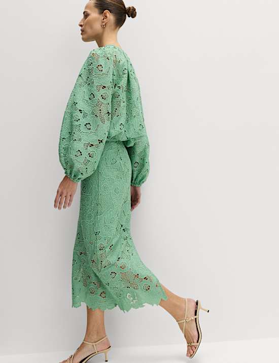 Blouse orn&eacute;e de dentelle ajour&eacute;e