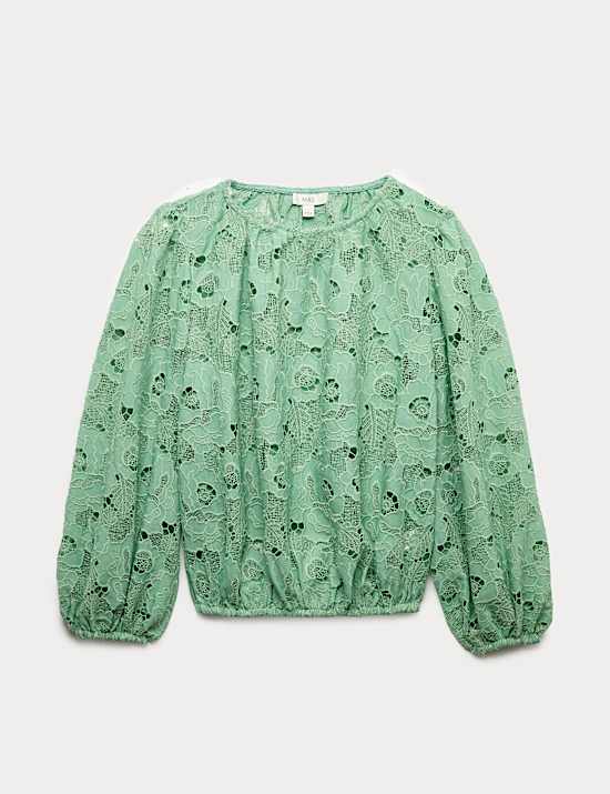 Blouse orn&eacute;e de dentelle ajour&eacute;e