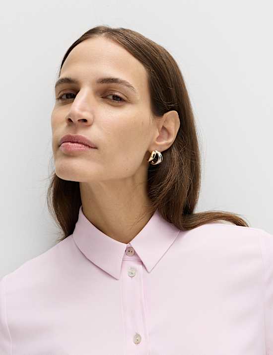 חולצה עם צווארון וכפתורים לכל האורך