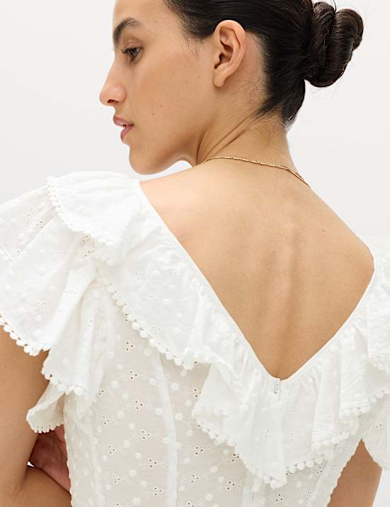 Top brod&eacute; &agrave; d&eacute;tail jabot