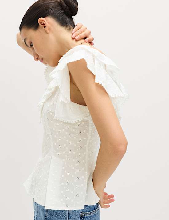 Top brod&eacute; &agrave; d&eacute;tail jabot