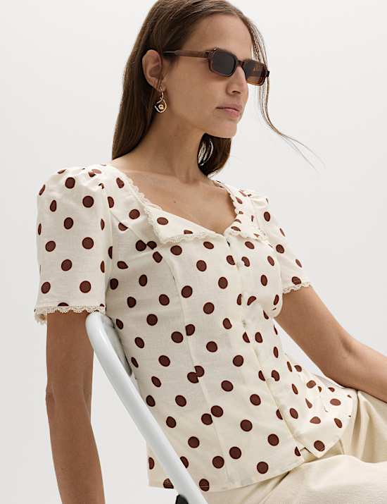 Top met knoopsluiting, stippenpatroon en kantdetail