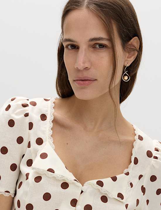 Top met knoopsluiting, stippenpatroon en kantdetail