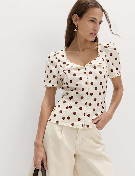 Top met knoopsluiting, stippenpatroon en kantdetail