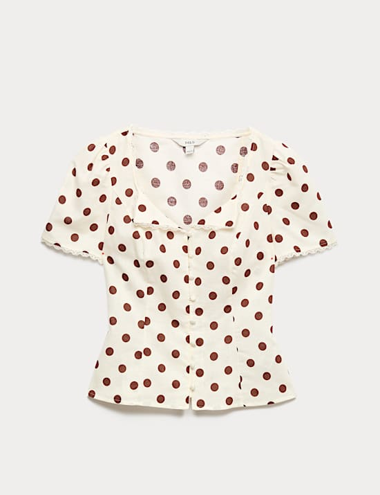 Top met knoopsluiting, stippenpatroon en kantdetail