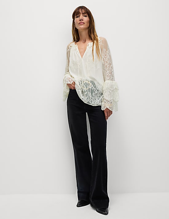Blouse met strikhals van geborduurde kant