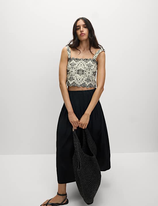 Haut court coupe cintrée 100 % coton à broderie