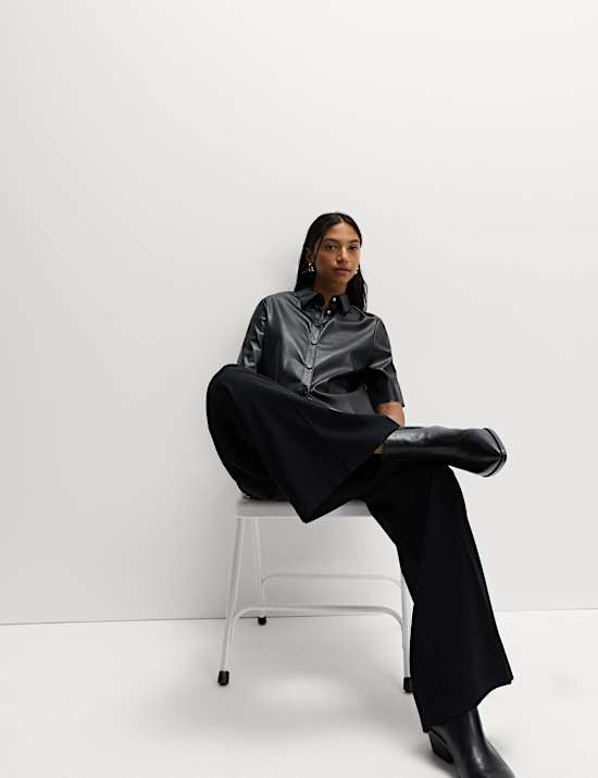 Chemise en simili cuir à fermeture boutonnée avec encolure