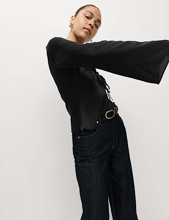 Oberteil aus Satin mit V-Ausschnitt und Bindedetail vorne