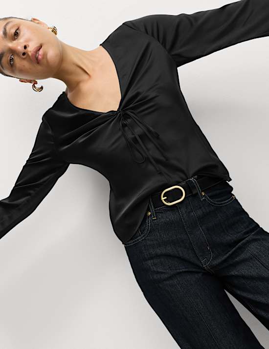 Oberteil aus Satin mit V-Ausschnitt und Bindedetail vorne