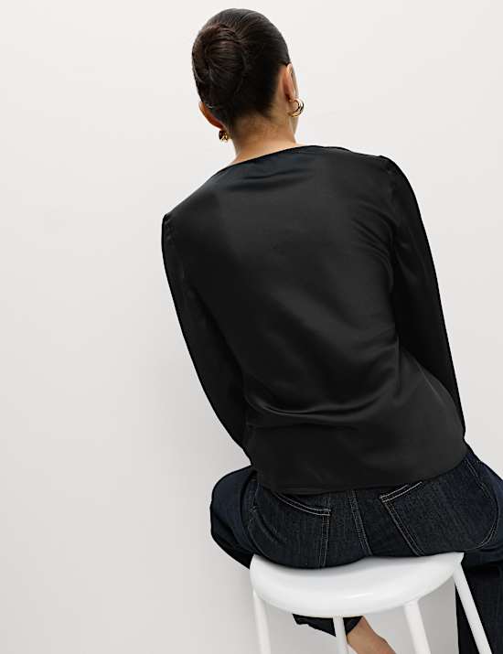 Oberteil aus Satin mit V-Ausschnitt und Bindedetail vorne