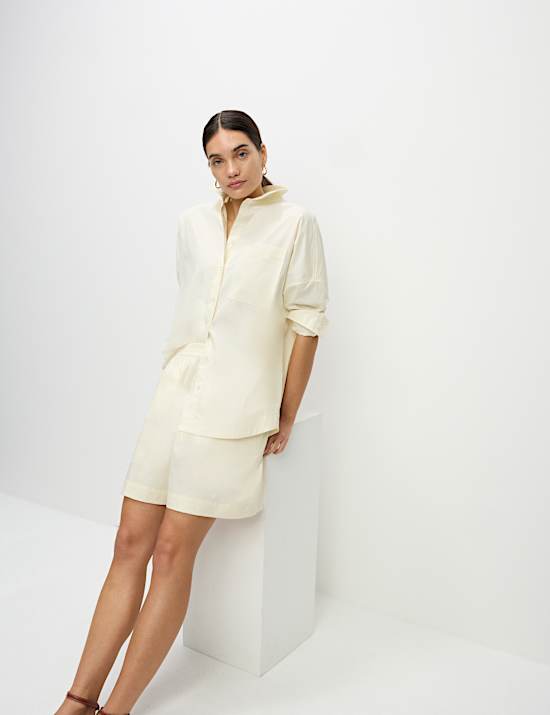 חולצת כותנה טהורה בגזרת אוברסייז עם צווארון וכפתורים לכל האורך