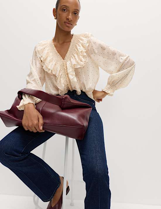 Oberteil mit Punktmuster, V-Ausschnitt und Rüschendetail