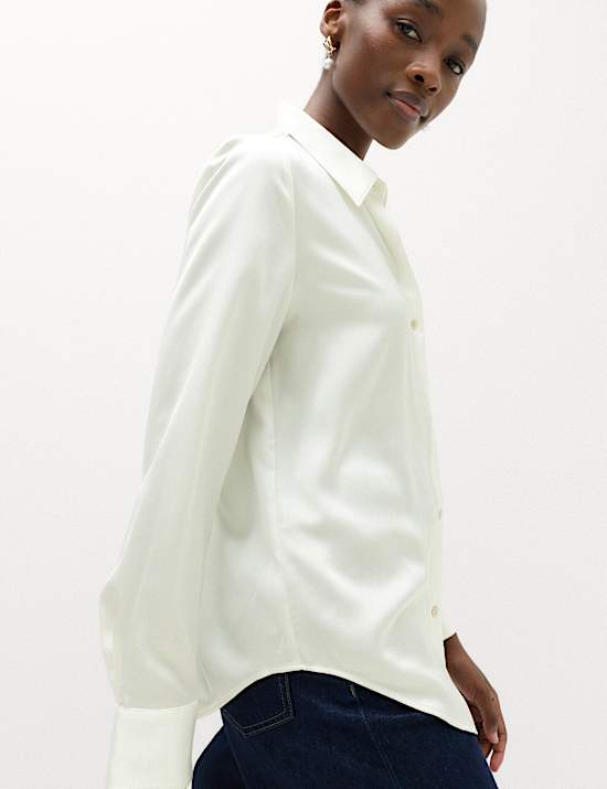 Chemise en satin boutonn&eacute;e &agrave; encolure