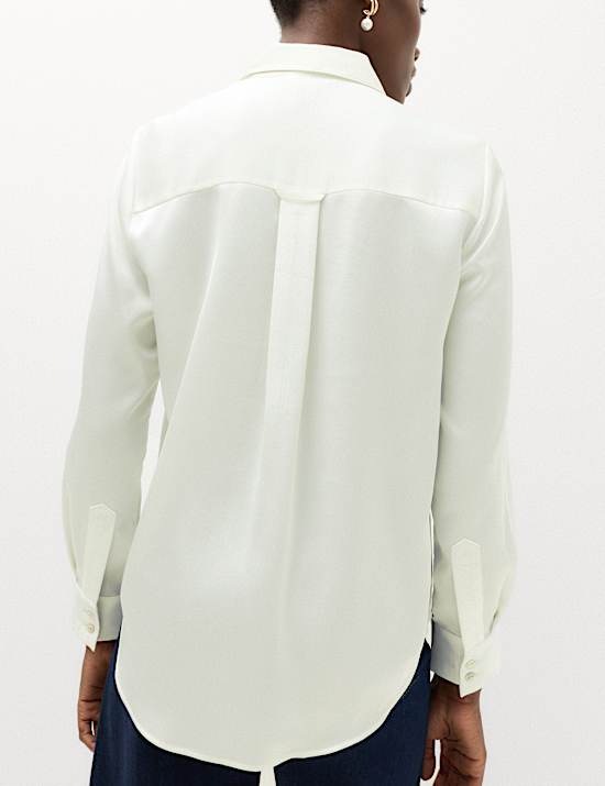 Chemise en satin boutonn&eacute;e &agrave; encolure