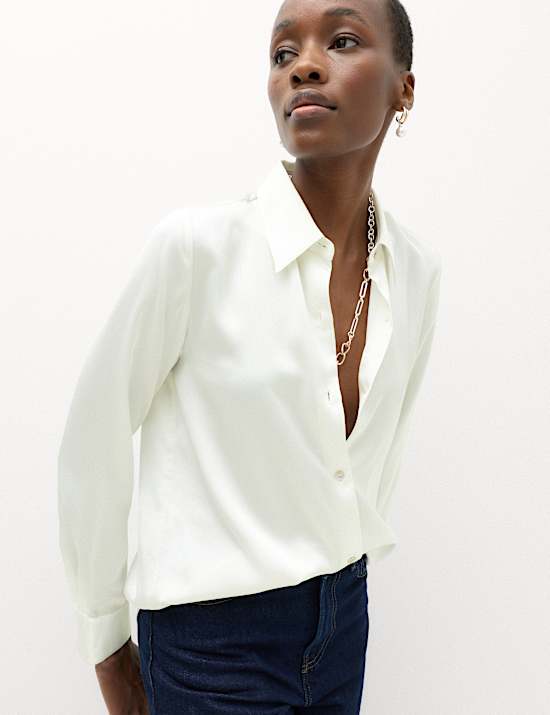 Chemise en satin boutonn&eacute;e &agrave; encolure