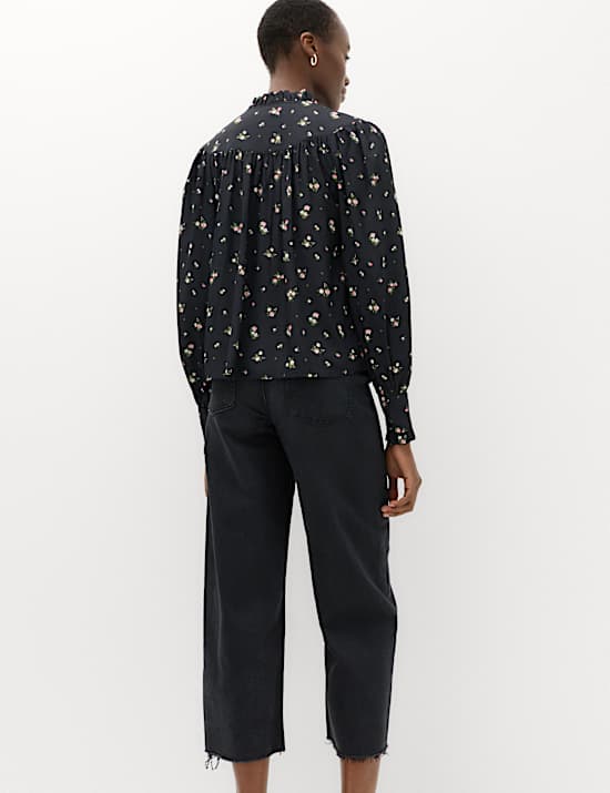 Blusa abotonada floral con cuello con lazo