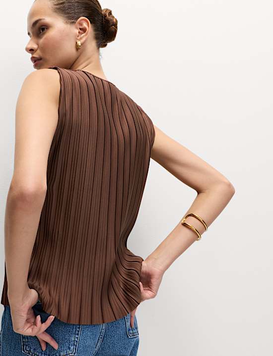 וסט פליסה סרוג עם כפתורים לכל האורך וצווארון וי