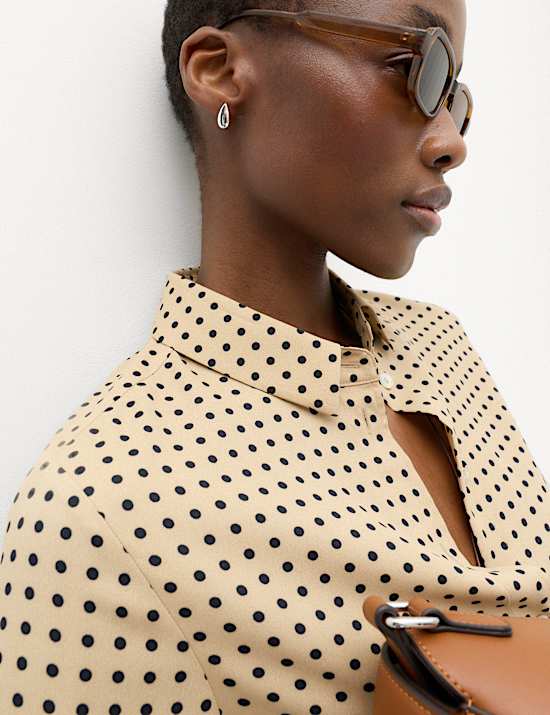 Chemise &agrave; pois et fermeture boutonn&eacute;e avec encolure