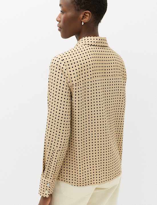Chemise &agrave; pois et fermeture boutonn&eacute;e avec encolure