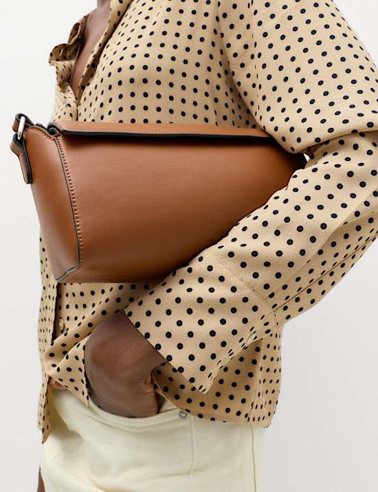 Chemise &agrave; pois et fermeture boutonn&eacute;e avec encolure