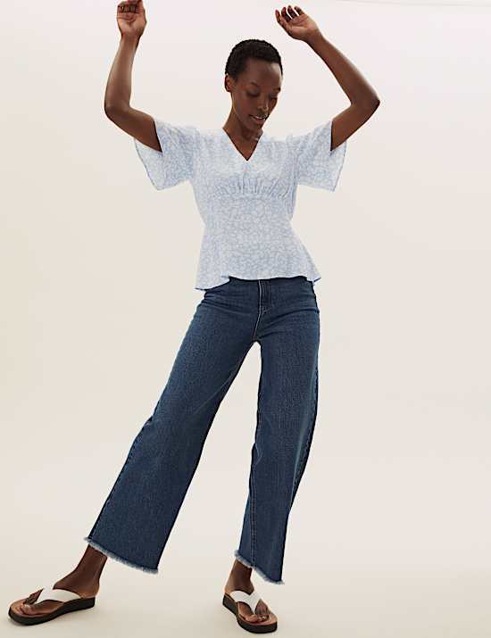 Oberteil mit Tiermuster, V-Ausschnitt und Engelsärmeln