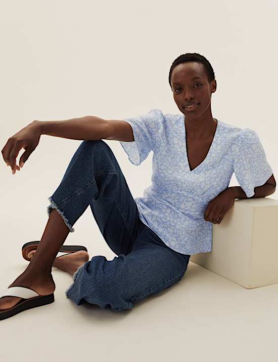 Oberteil mit Tiermuster, V-Ausschnitt und Engelsärmeln