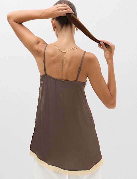 Top largo estilo camisola de sat&eacute;n con detalle de encaje