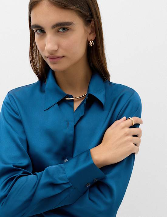 Camisa abotonada con cuello de sat&eacute;n