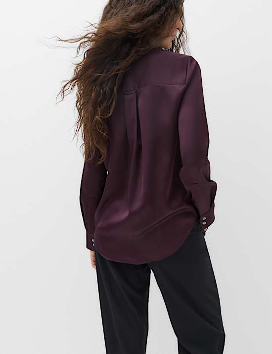 Camisa abotonada con cuello de sat&eacute;n
