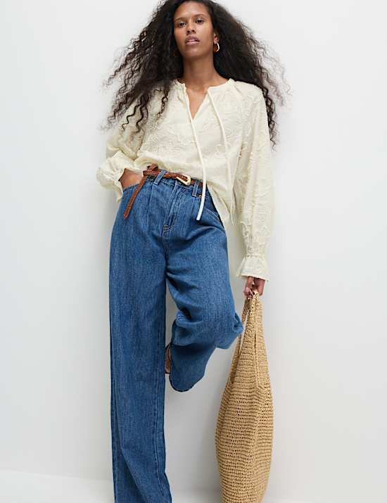 Zuiver katoenen blouse met strikkraag en applicatie