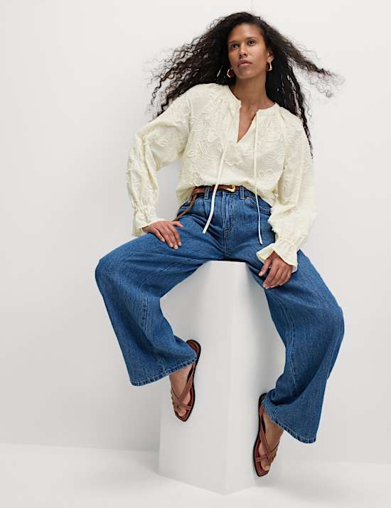 Zuiver katoenen blouse met strikkraag en applicatie