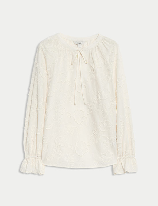 Zuiver katoenen blouse met strikkraag en applicatie